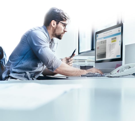 Datenaufbereitung im Büro eines Mitarbeiters
