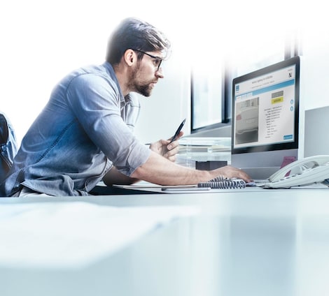 Datenaufbereitung im Büro eines Mitarbeiters